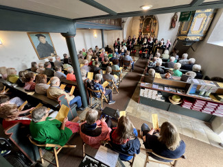 Lust auf Leben in einer vollen Kirche