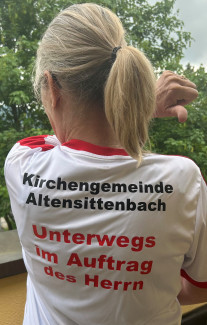 Neue T-Shirts für die Sportler mit Aufschirft "Unterwegs im Auftrag des Herrn"