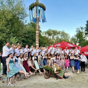Die Kirwaboum und -Madla beim Gruppenbild